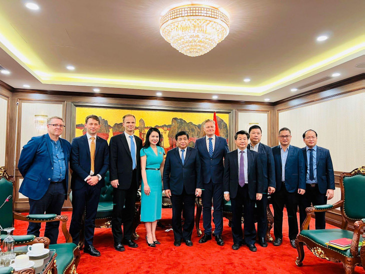 Bộ trưởng Bộ Kế hoạch và Đầu tư Nguyễn Chí Dũng (thứ 5 từ trái sang) và đại diện Liên danh T&amp;T Group - Orsted trong buổi tiếp kiến và làm việc hồi tháng 10/2022.