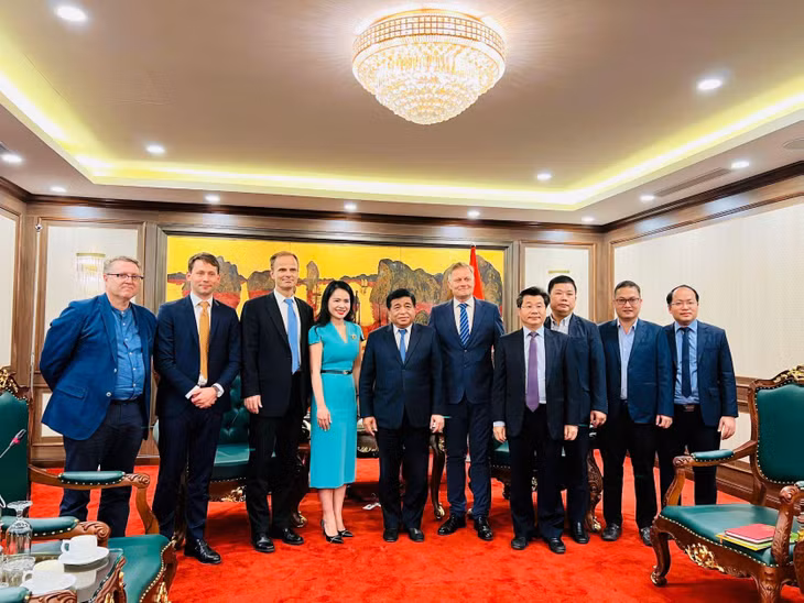 Bộ trưởng Bộ Kế hoạch và Đầu tư Nguyễn Chí Dũng (thứ 5 từ trái sang) và đại diện Liên danh T&amp;T Group - Orsted trong buổi tiếp kiến và làm việc hồi tháng 10/2022.