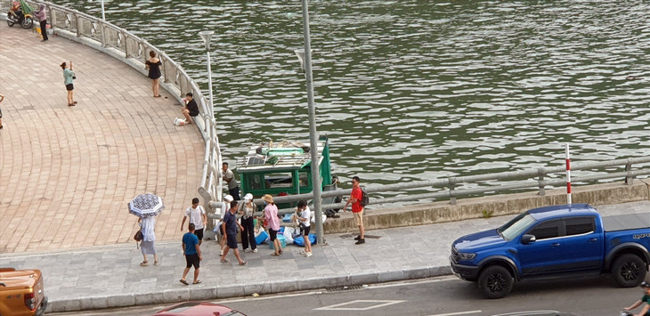 Một chiếc tàu gỗ tùy tiện cập vào để cho người trèo qua lan can để lên bờ