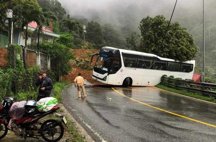 Đèo Bảo Lộc sạt lở đè trạm cảnh sát giao thông, 4 chiến sĩ CSGT bị vùi lấp