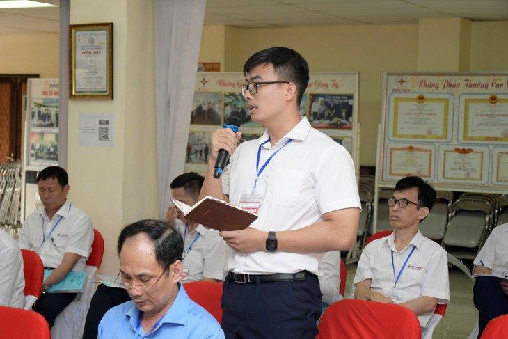 Cổ đông tham dự thảo luận tại Đại hội. Ảnh: Thu Trang