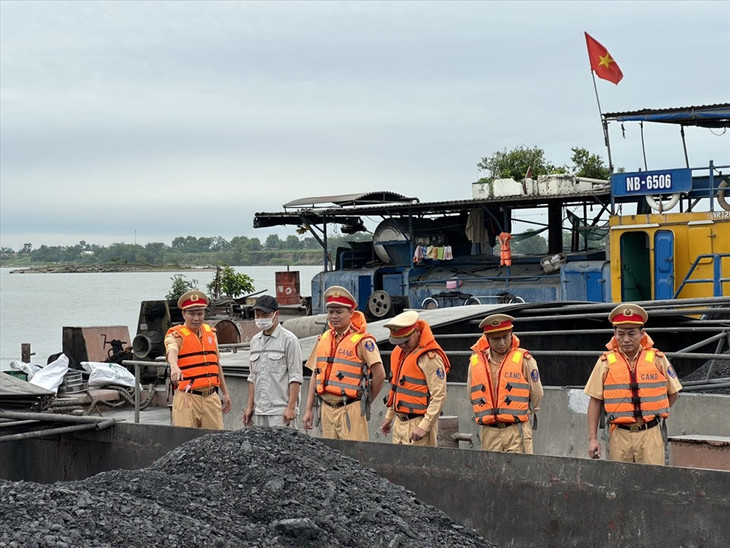 CSGT đường thuỷ phát hiện số than lậu trên sông Hồng