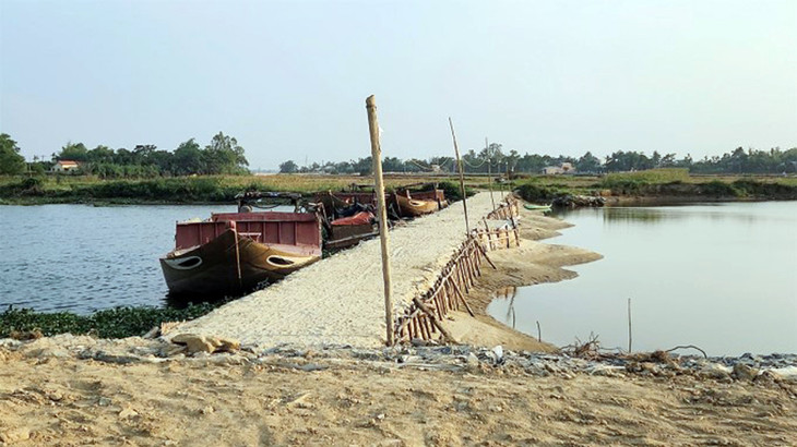 Đập Tứ Câu trên sông Vĩnh Điện, thị xã Điện Bàn được đắp để ngăn mặn từ sông Hàn, Đà Nẵng