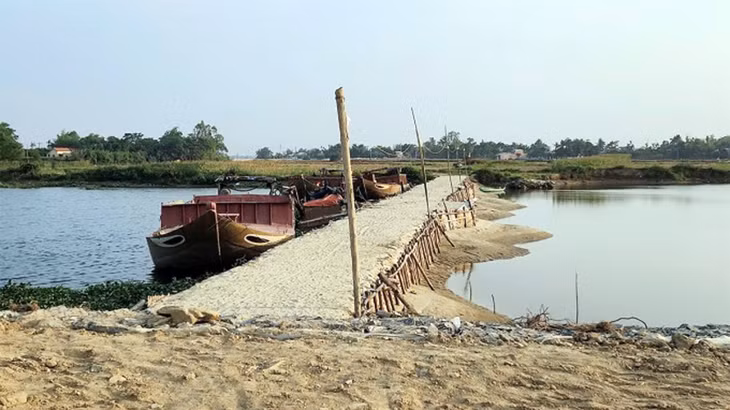 Đập Tứ Câu trên sông Vĩnh Điện, thị xã Điện Bàn được đắp để ngăn mặn từ sông Hàn, Đà Nẵng