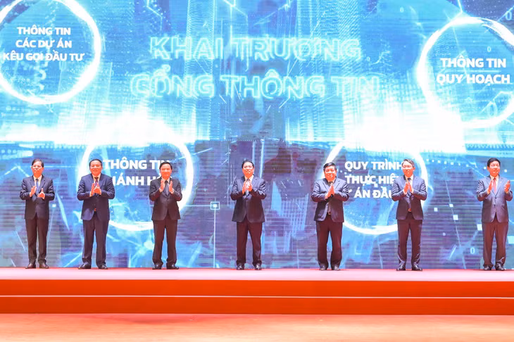 Thủ tướng Chính phủ Phạm Minh Chính cùng các lãnh đạo Bộ, UBND tỉnh Khánh Hòa và Chủ tịch Tập đoàn FPT Trương Gia Bình (ngoài cùng bên phải) thực hiện nghi thức nhấn nút khai trương Cổng thông tin xúc tiến đầu tư của tỉnh.