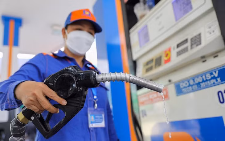 Mặt hàng xăng hiện nay đang phải chịu cùng lúc 2 loại thuế có cùng tính chất hạn chế tiêu dùng là Thuế tiêu thụ đặc biệt và Thuế bảo vệ môi trường.