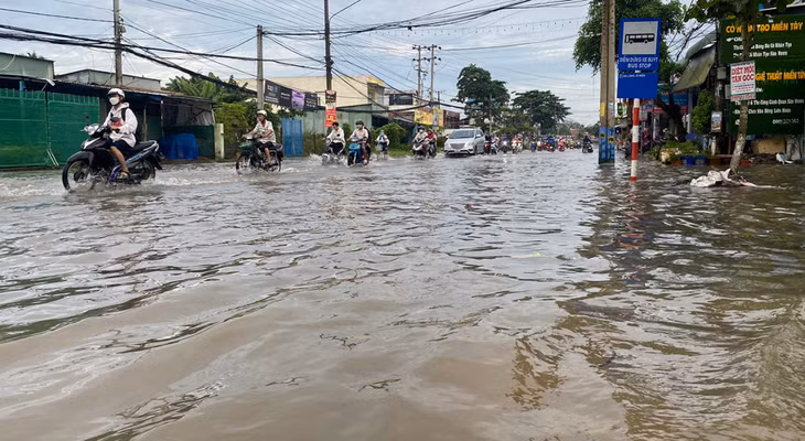 Đoạn Quốc lộ 91 qua trung tâm Cần Thơ bị ngập trong đợt triều cường