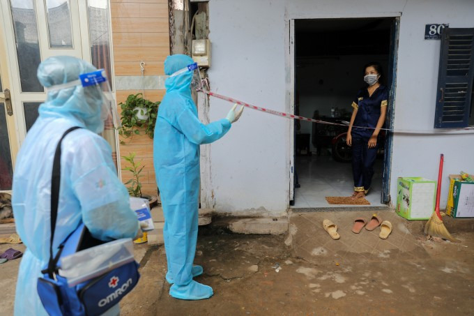 Nhân viên y tế phường 3, quận 8 đến thăm khám, tặng thuốc cho người mắc Covid-19 đang điều trị tại nhà Nhân viên y tế phường 3, quận 8 đến thăm khám, tặng thuốc cho người mắc Covid-19 đang điều trị tại nhà