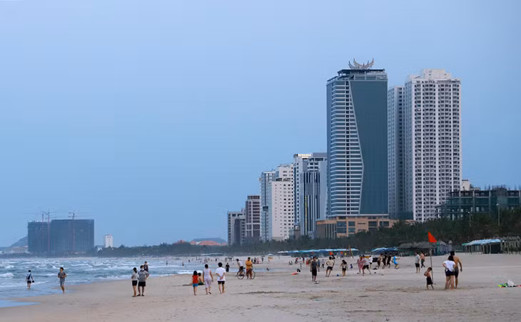 Tổ hợp khách sạn Mường Thanh và căn hộ cao cấp Sơn Trà nằm gần biển Mỹ Khê