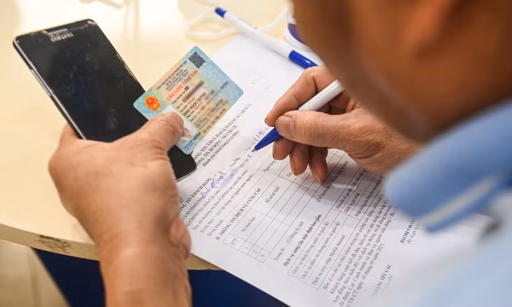 Một người dân làm thủ tục chuẩn hóa thông tin thuê bao