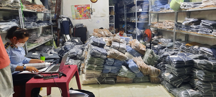 Lực lượng chức năng tiến hành kiểm tra cơ sở.