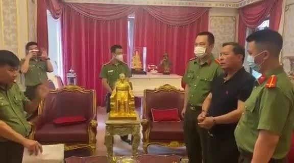 Ông Phạm Hồng Hà, cựu Chủ tịch UBND TP. Hạ Long bị truy tố về tội tham ô tài sản, nhận hối lộ. Ông Phạm Hồng Hà, cựu Chủ tịch UBND TP. Hạ Long bị truy tố về tội tham ô tài sản, nhận hối lộ.