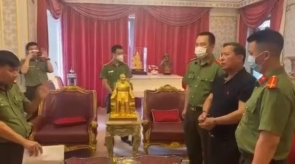 Ông Phạm Hồng Hà, cựu Chủ tịch UBND TP. Hạ Long bị truy tố về tội tham ô tài sản, nhận hối lộ.