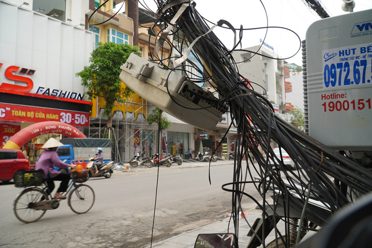 Dây điện và thiết bị chằng chịt, treo lơ lửng trên đầu người qua đường trên phố Lê Hoàn, phường Lam Sơn Dây điện và thiết bị chằng chịt, treo lơ lửng trên đầu người qua đường trên phố Lê Hoàn, phường Lam Sơn