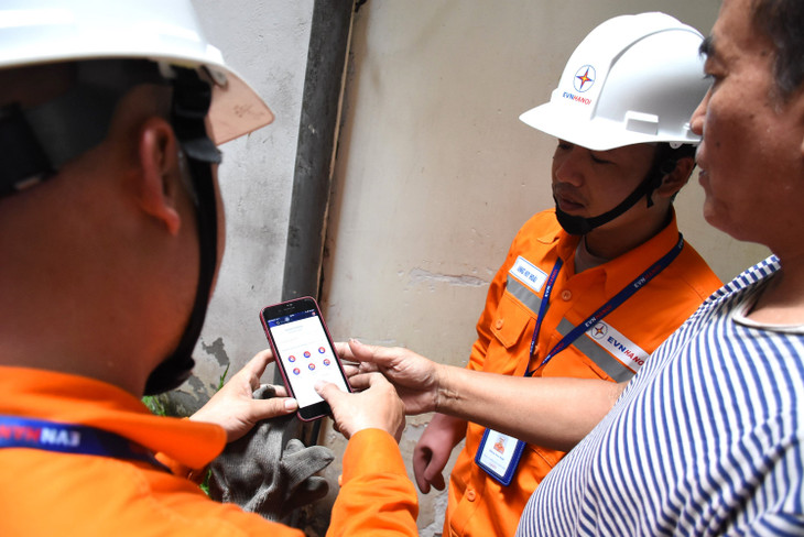 Khách hàng được hướng dẫn sử dụng các App EVNHANOI dễ dàng và tiện ích