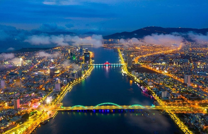 Đà Nẵng đang xây dựng thương hiệu &quot;Thành phố không ngủ&quot; với nhiều hoạt động hấp dẫn về đêm để thu hút và giữ chân du khách lưu trú và mua sắm và vui chơi