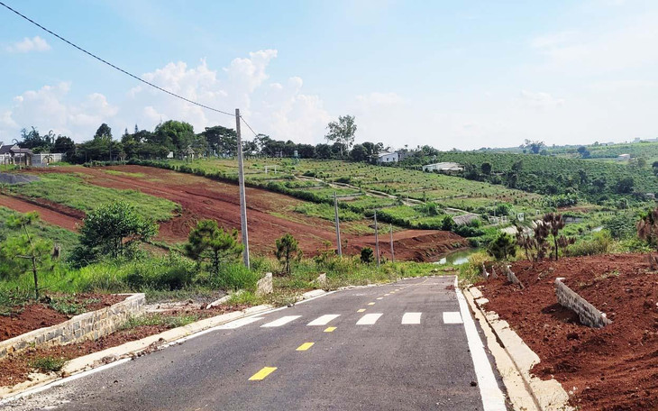 Mở đường lớn, dựng trụ điện trên đất nông nghiệp tại thôn 11, xã Đạm B’ri Mở đường lớn, dựng trụ điện trên đất nông nghiệp tại thôn 11, xã Đạm B’ri