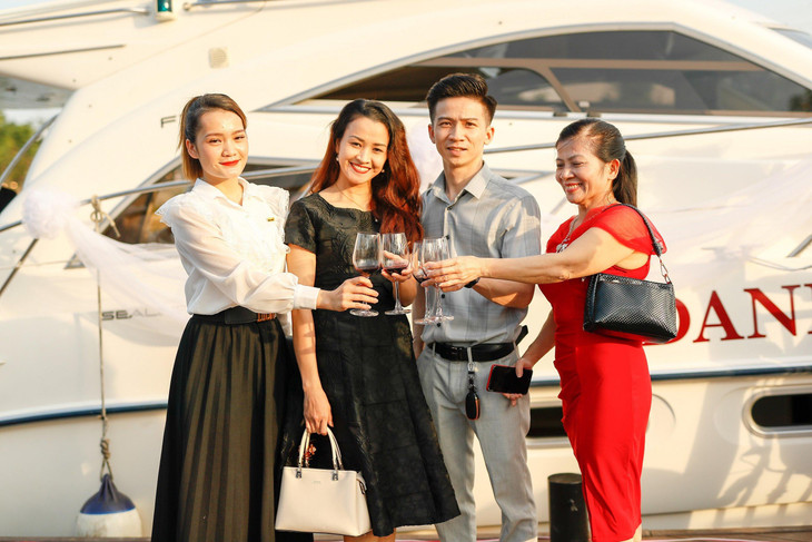 Khách hàng cùng nhau giao lưu, tận hưởng từng khoảnh khắc đẹp tại sự kiện