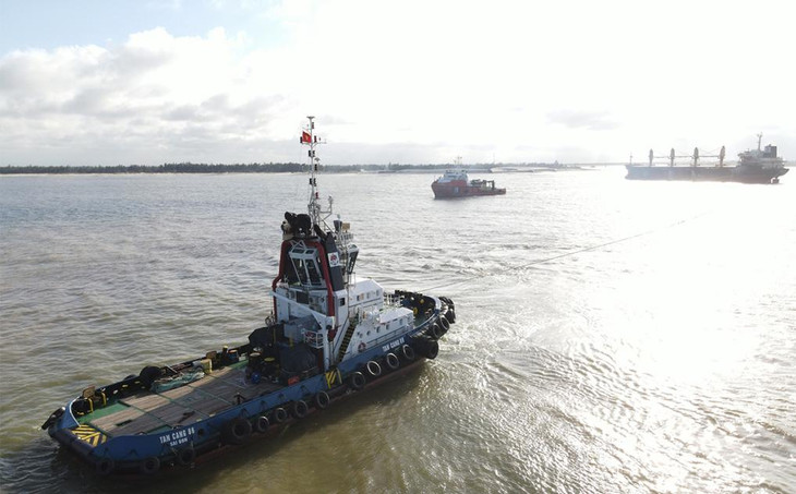 Tàu Tân Cảng 86 và tàu của Tổng công ty Sông Thu kéo tàu hàng Glory Future (phải) ra khỏi khu vực mắc cạn
