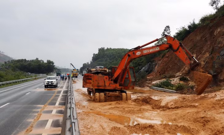 Tuyến đường cao tốc Đà Nẵng-Quảng Ngãi đoạn qua địa phận tỉnh Quảng Nam bị sạt lở nghiêm trọng, gây ách tắc giao thông.