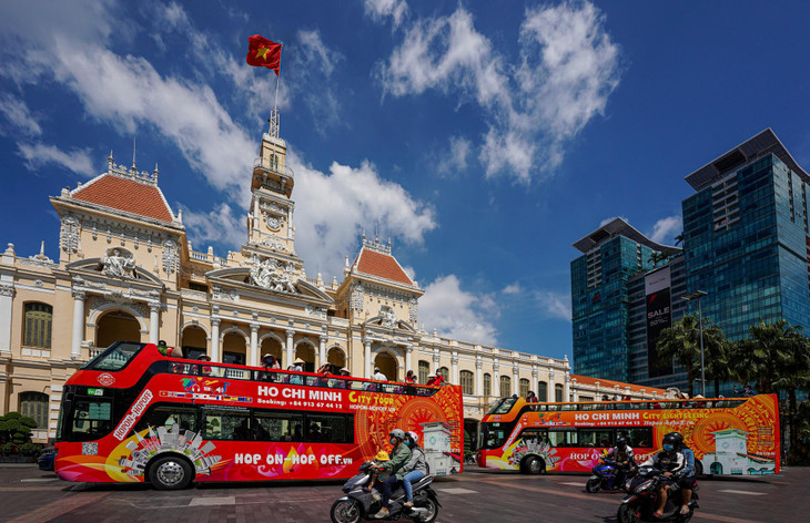 Đoàn khách thương mại đầu tiên bắt đầu hành trình tham quan vòng quanh trung tâm TP.HCM