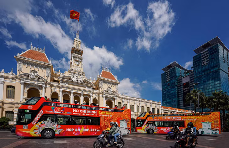 Đoàn khách thương mại đầu tiên bắt đầu hành trình tham quan vòng quanh trung tâm TP.HCM