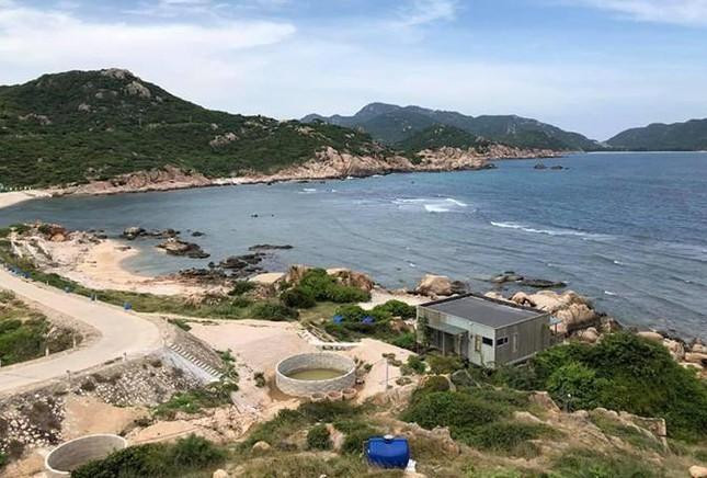 Công ty TNHH Du lịch sinh thái Bình Ba đã tháo dỡ công trình vi phạm, di dời tài sản ra khỏi khu đất quốc phòng ở đảo Bình Ba (TP.Cam Ranh) sau nhiều năm &quot;chây ì&quot;, kéo dài sai phạm.