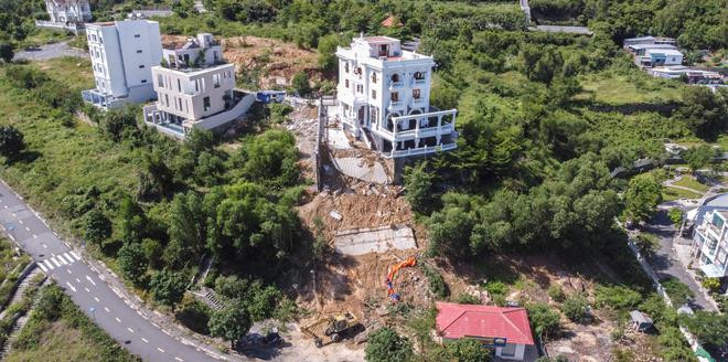 Căn biệt thự sạt bị lở nhìn từ trên cao