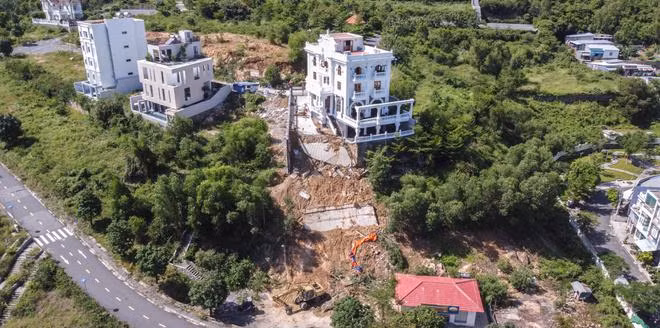 Căn biệt thự sạt bị lở nhìn từ trên cao