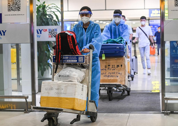 Hành khách từ TP.HCM đến sân bay Nội Bài
