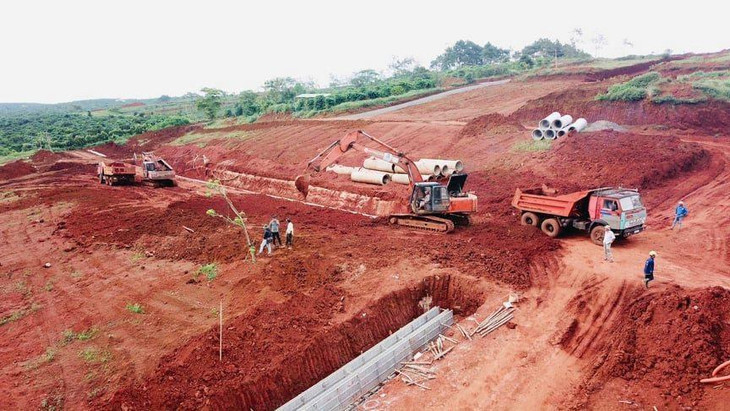 Dùng phương tiện cơ giới san gạt các ngọn đồi Dùng phương tiện cơ giới san gạt các ngọn đồi