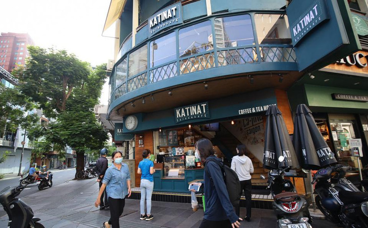 Trong khi đó, một số chuỗi F&B vẫn chưa phục vụ khách tại chỗ. Katinat trên đường Đồng Khởi (Quận 1) chưa đưa ra thông báo về ngày nhận khách tại cửa hàng. Trong khi đó, một số chuỗi F&B vẫn chưa phục vụ khách tại chỗ. Katinat trên đường Đồng Khởi (Quận 1) chưa đưa ra thông báo về ngày nhận khách tại cửa hàng.