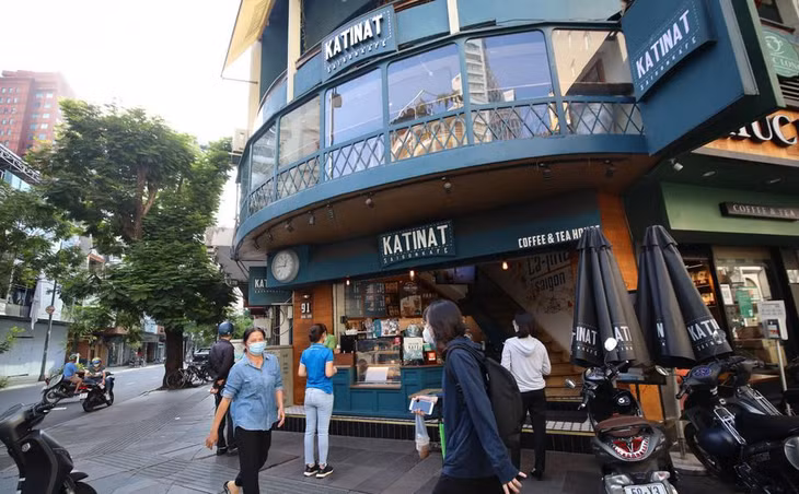 Trong khi đó, một số chuỗi F&amp;B vẫn chưa phục vụ khách tại chỗ. Katinat trên đường Đồng Khởi (Quận 1) chưa đưa ra thông báo về ngày nhận khách tại cửa hàng.