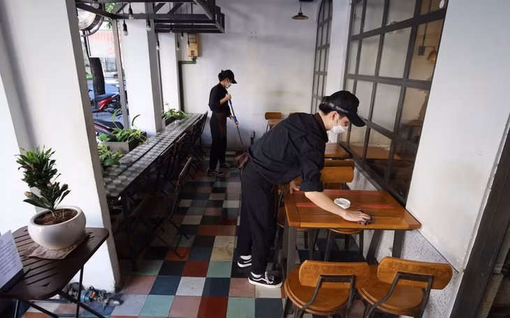 Chi nhánh Phúc Long trên đường Ngô Đức Kế (Quận 1) chỉ nhận 50% khách ngồi lại so với trước dịch. Tuy nhiên lượng khách chỉ kín 2-3 bàn trong tổng số 10 bàn.