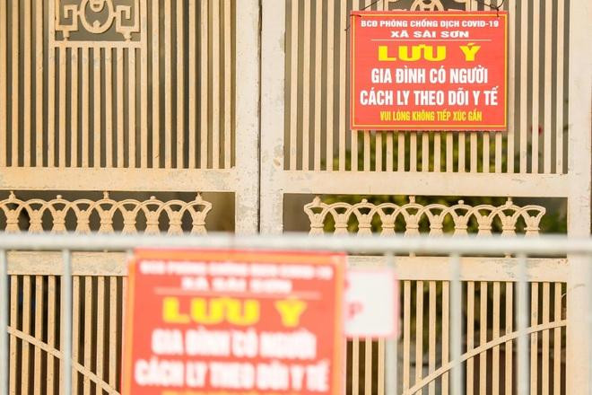 Chính quyền sở tại đã gắn biển thông báo tại nhà nơi có ca nghi ngờ dương tính để phòng, chống dịch