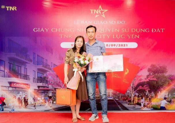 Niềm vui của gia đình khi nhận được giấy chứng nhận quyền sử dụng đất tại dự án TNR Stars City Lục Yên.