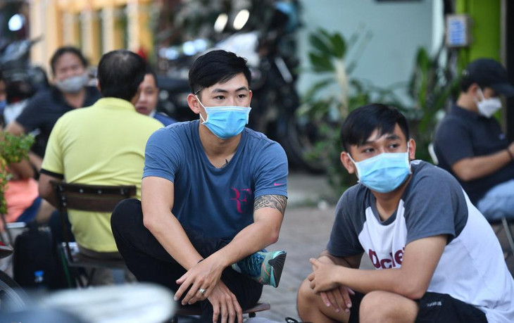 Nhật và Thắng (ngụ quận Gò Vấp) ghé một quán cà phê vỉa hè trên đường đi làm. Nhật cho biết có nghe tin hàng quán được ngồi tại chỗ nhưng chưa thật sự yên tâm nên chỉ tranh thủ ngồi lại chút. “Mình chọn những quán cà phê vỉa hè, không gian thoáng, chưa dám ngồi uống trong những phòng máy lạnh”, Nhật chia sẻ. Nhật và Thắng (ngụ quận Gò Vấp) ghé một quán cà phê vỉa hè trên đường đi làm. Nhật cho biết có nghe tin hàng quán được ngồi tại chỗ nhưng chưa thật sự yên tâm nên chỉ tranh thủ ngồi lại chút. “Mình chọn những quán cà phê vỉa hè, không gian thoáng, chưa dám ngồi uống trong những phòng máy lạnh”, Nhật chia sẻ.