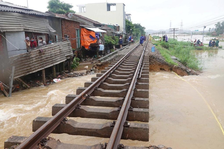 30 m nền đường sắt đoạn qua huyện Bình Sơn bị lũ cuốn trôi hoàn toàn