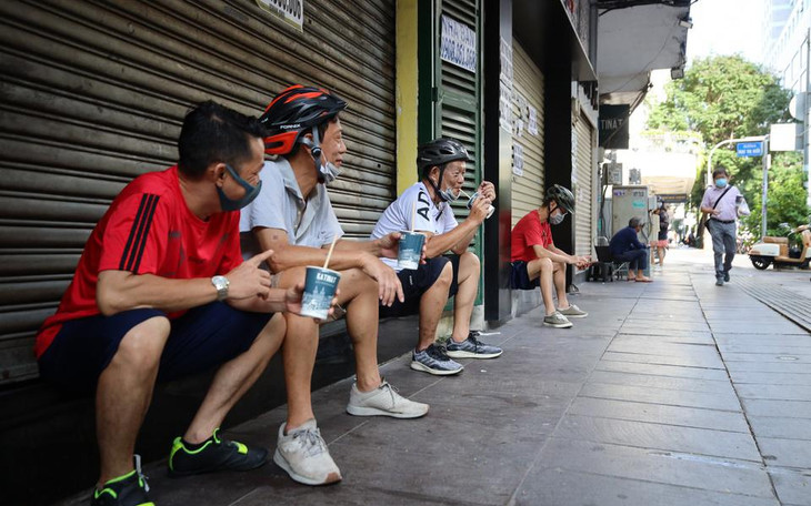 "Nếu ngồi uống tại chỗ được 9 điểm thì mua mang về nhà chỉ được 2-3 điểm thôi. Tôi cảm thấy cuộc sống đã trở lại bình thường, thành phố đã khỏe lại thật rồi", anh Hùng (Quận 5) tâm sự. "Nếu ngồi uống tại chỗ được 9 điểm thì mua mang về nhà chỉ được 2-3 điểm thôi. Tôi cảm thấy cuộc sống đã trở lại bình thường, thành phố đã khỏe lại thật rồi", anh Hùng (Quận 5) tâm sự.