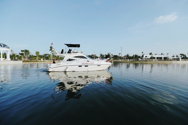 Du thuyền Sealine F34, nhập khẩu từ Đức đã được đưa vào hoạt động trên Bến du thuyền Monaco