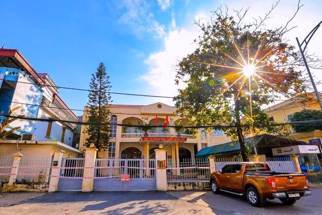 Trụ sở Tòa án nhân dân huyện Quốc Oai bị phong tỏa vào chiều 24/10 Trụ sở Tòa án nhân dân huyện Quốc Oai bị phong tỏa vào chiều 24/10