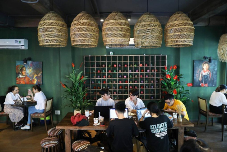 Khách ngồi tại một quán cà phê ở quận Bình Thạnh