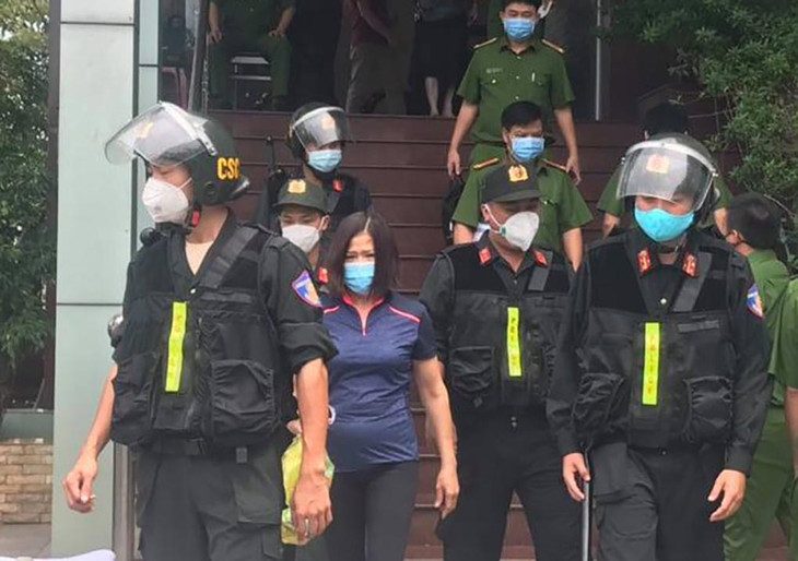 Bà Dần bị cảnh sát áp giải, di lý về Đồng Nai để điều tra