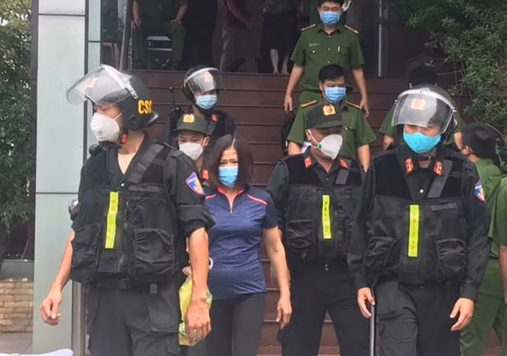 Bà Dần bị cảnh sát áp giải, di lý về Đồng Nai để điều tra