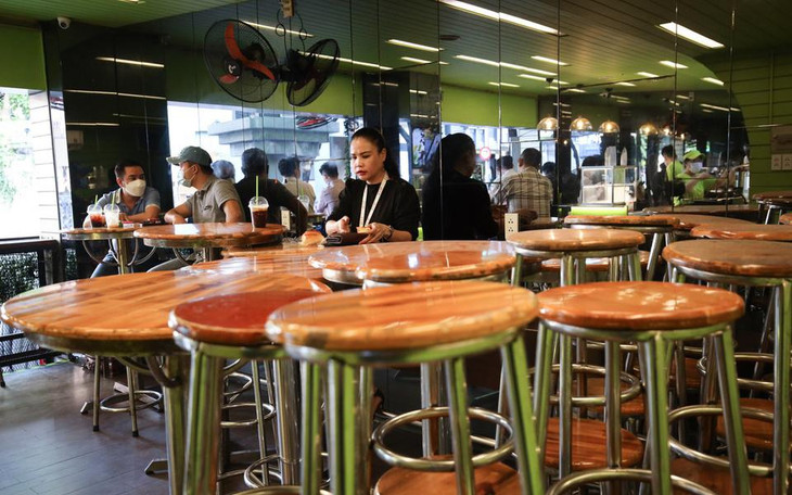 Trước dịch, nơi này phục vụ khoảng 30 khách cùng một lúc. Anh Lý Gia Phát, quản lý chi nhánh, cho biết: "Chúng tôi giới hạn thời gian ngồi khoảng 20 phút/lượt khách và chỉ phục vụ 15 khách cùng lúc". Trước dịch, nơi này phục vụ khoảng 30 khách cùng một lúc. Anh Lý Gia Phát, quản lý chi nhánh, cho biết: "Chúng tôi giới hạn thời gian ngồi khoảng 20 phút/lượt khách và chỉ phục vụ 15 khách cùng lúc".