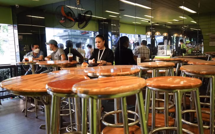 Trước dịch, nơi này phục vụ khoảng 30 khách cùng một lúc. Anh Lý Gia Phát, quản lý chi nhánh, cho biết: "Chúng tôi giới hạn thời gian ngồi khoảng 20 phút/lượt khách và chỉ phục vụ 15 khách cùng lúc".