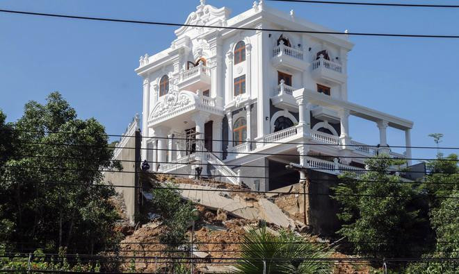 Một phần nền, tường rào của căn biệt thự bị sạt lở