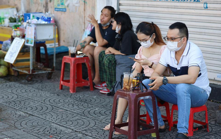 Nhiều bạn trẻ lựa chọn cà phê bệt ở gần khu vực Nhà thờ Đức Bà, bưu điện thành phố. "Lâu nay chuyện ăn uống khá khó khăn, mình phải ăn trên yên xe hay chọn chỗ nào vắng để ngồi. Nay được cà phê sáng, ngắm nhìn đường phố, cảm giác rất đã. Chiều mình sẽ tụ tập bạn bè tại một quán nhậu ở TP. Thủ Đức", anh Tuấn nói. Nhiều bạn trẻ lựa chọn cà phê bệt ở gần khu vực Nhà thờ Đức Bà, bưu điện thành phố. "Lâu nay chuyện ăn uống khá khó khăn, mình phải ăn trên yên xe hay chọn chỗ nào vắng để ngồi. Nay được cà phê sáng, ngắm nhìn đường phố, cảm giác rất đã. Chiều mình sẽ tụ tập bạn bè tại một quán nhậu ở TP. Thủ Đức", anh Tuấn nói.