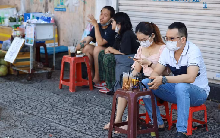 Nhiều bạn trẻ lựa chọn cà phê bệt ở gần khu vực Nhà thờ Đức Bà, bưu điện thành phố. "Lâu nay chuyện ăn uống khá khó khăn, mình phải ăn trên yên xe hay chọn chỗ nào vắng để ngồi. Nay được cà phê sáng, ngắm nhìn đường phố, cảm giác rất đã. Chiều mình sẽ tụ tập bạn bè tại một quán nhậu ở TP. Thủ Đức", anh Tuấn nói.