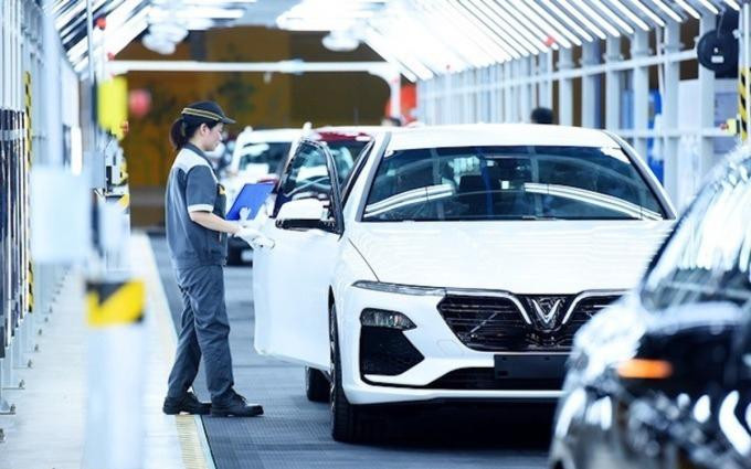 Công nhân Nhà máy Ôtô Vinfast kiểm tra xe trước khi xuất xưởng